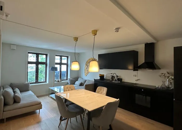 Deluxe 2 Bedroom With View And Underground Garage Διαμέρισμα *